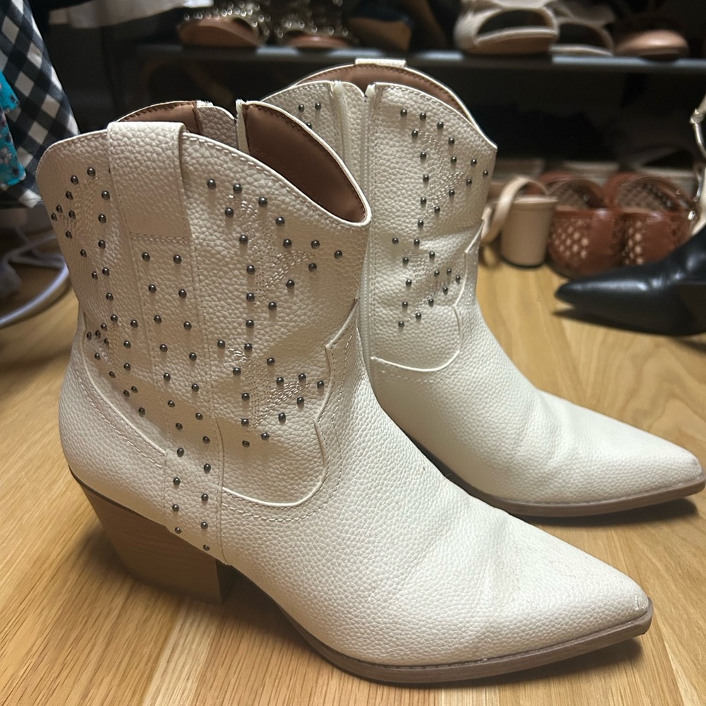 Universal Thread Cream Western Ankle Boots